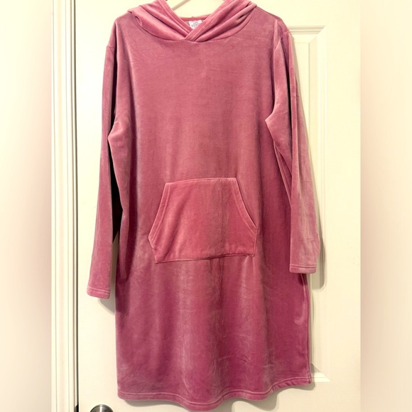 Oh so comfortable lounge wear. - Picture 1 of 7
